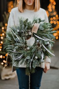 Kaboompics - The woman is holding a Christmas wreath in her hands