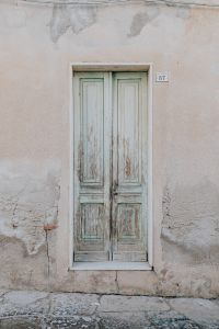 Kaboompics - The old, scratched-up door