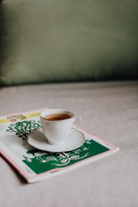 Kaboompics - Cup of tea and newspaper