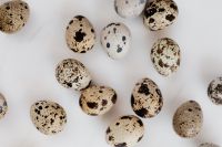 Kaboompics - Quail eggs on marble