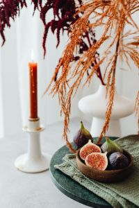 Kaboompics - Figs - candles - dried grass