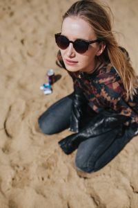 Kaboompics - Young woman wearing a leather jacket and sunglasses on the beach
