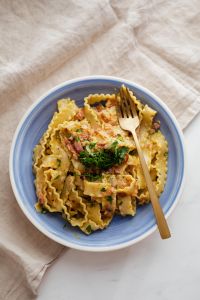Kaboompics - Carbonara spaghetti on a blue plate, ribbon noodles