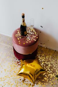 Kaboompics - New Year's Eve - Gold balloon, confetti, bottle of champagne