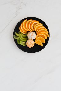 Kaboompics - Plate with fruits: orange, madarine, kiwi.