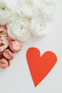 Kaboompics - White buttercups - roses & heart