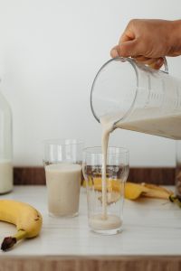 Kaboompics - Banana shake with milk - preparation process