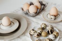 Kaboompics - Beige Easter table setting - quail eggs - neutral colors - natural eggs