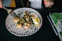 Kaboompics - Grilled Shrimps With Parsley, Garlic and Lemon