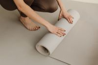Kaboompics - Young adult woman - yoga mat - leggings - exercise outfit
