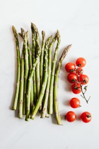 Kaboompics - Asparagus & tomatoes