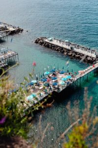 Kaboompics - Pier with umbrellas at the seaside, Sorrento beaches, Italy