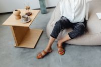 Kaboompics - Coffee table - Chemex - black jeans - feminine legs - concrete floor