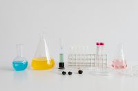 Kaboompics - Laboratory tubes - conical flask - petri dish