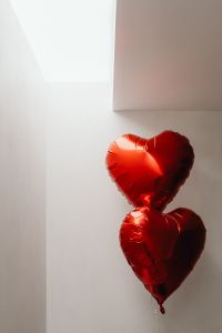 Red balloon in the shape of a heart - free Valentine's Day background