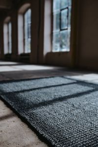 Kaboompics - Carpet in an abandoned building hall