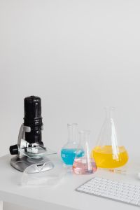 Kaboompics - Microscope - keyboard - computer - desk - laboratory glassware