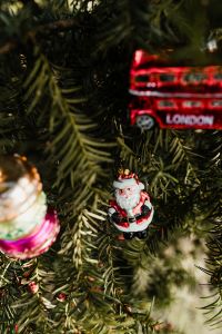 Kaboompics - Christmas bombs in the shape of a red London bus, macaroons and Santa Claus