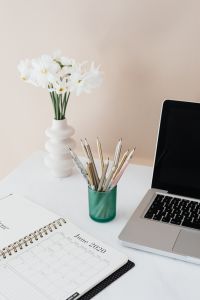 Kaboompics - Laptop - organizer - white flowers - pencils & cup of coffee on marble table