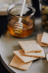 Kaboompics - Crispbread and honey