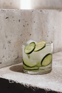 Kaboompics - Water glass - cucumber - ice cubes - concrete stairs