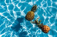 Kaboompics - Pineapple in a swimming pool