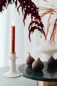 Kaboompics - Figs - dried grass - candle