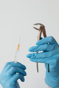 Kaboompics - EXTRACTING FORCEPS ENGLISH PATTERN - syringe with a needle