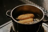 Kaboompics - Corncobs cooked in a pot