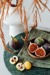 Kaboompics - A wooden bowl containing fresh figs - Chaenomeles japonica