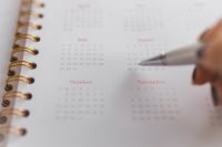 Kaboompics - Calendar, pen