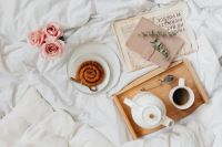 Kaboompics - Pink rosses - cinnamon rolls - coffee - white bedding