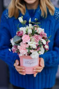 Kaboompics - Lovely flowers in a pink box