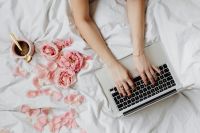 Woman working in bed - Pink rosses - coffee