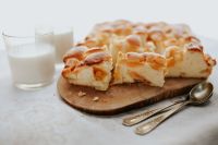 Kaboompics - Delicious sponge cake with fruit with milk