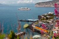 Kaboompics - View of the sea, yacht and umbrella pier in Sorrento, Italy