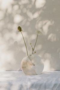 Kaboompics - Marble vase with flowers