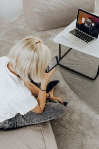 Kaboompics - Woman working in home office
