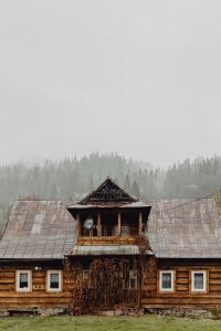 Kaboompics - Old wooden houses in the mountains in autumn