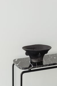 Kaboompics - Marble console - furniture - ceramic - black vase