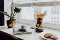 Kaboompics - Brewing third wave coffee with Chemex
