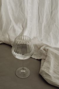 Kaboompics - Water in wine glass - shadows - backgrounds