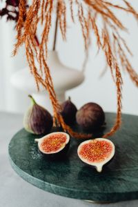 Kaboompics - Figs - dried grass