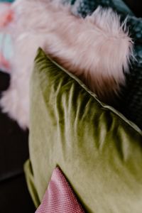 Kaboompics - Green and pink pillows