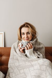 Kaboompics - Cocooning - isolating yourself - staying at home - a woman under a blanket - tea time