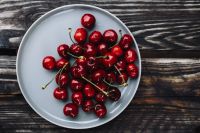 Kaboompics - Fresh Cherries on a simple plate