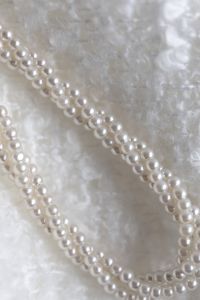Kaboompics - Pearl necklace on white blanket