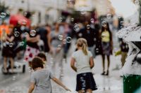 Kaboompics - A show of soap bubbles on Piotrkowska Street in Łódź, Poland