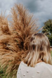 Kaboompics - The woman is holding the pampas grass