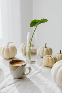 Kaboompics - Autumn coffee - pumpkins - acorns - oak leaves